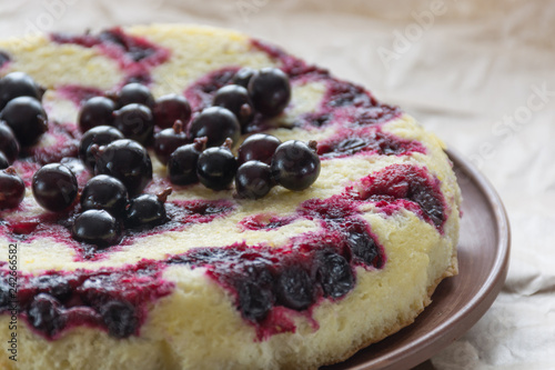 Foto Close up of homemade berry cake on brown plate and baking paper