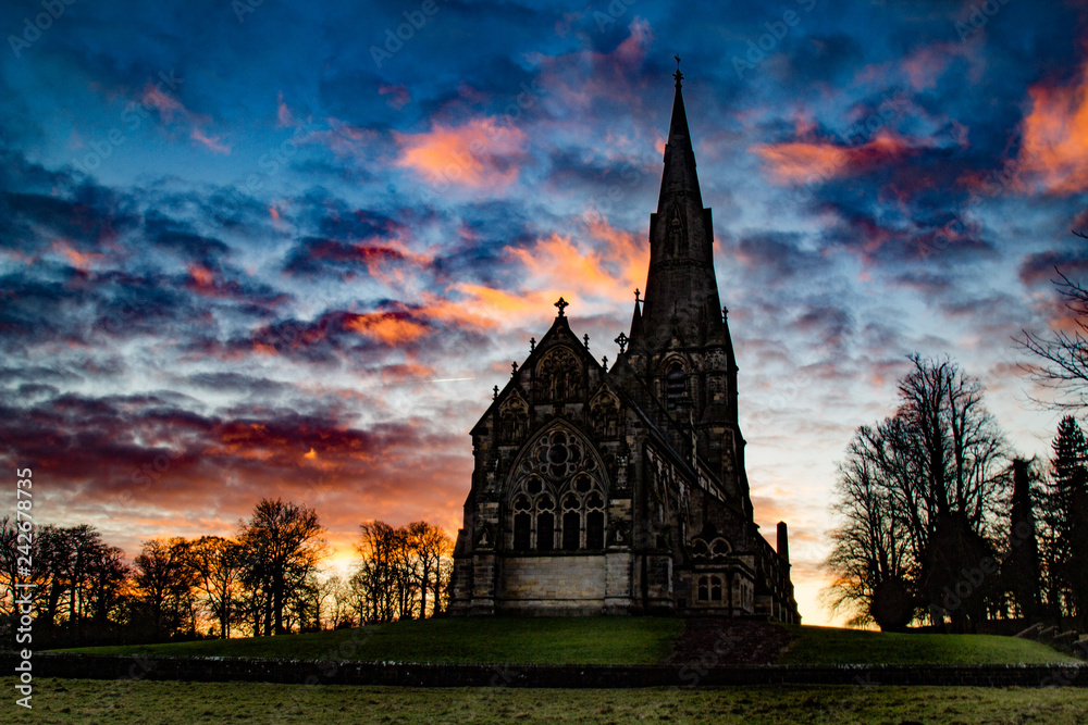 Obraz premium Spooky church at sunset