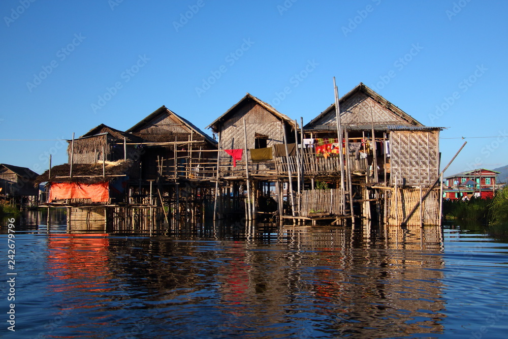 Village flottant sur le lac Inlé