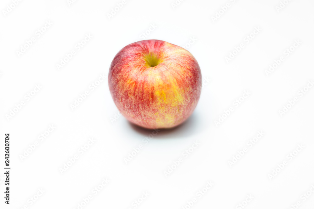 Manzana roja sobre fondo blanco