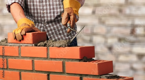 Worker builds a brick wall in the house © BillionPhotos.com