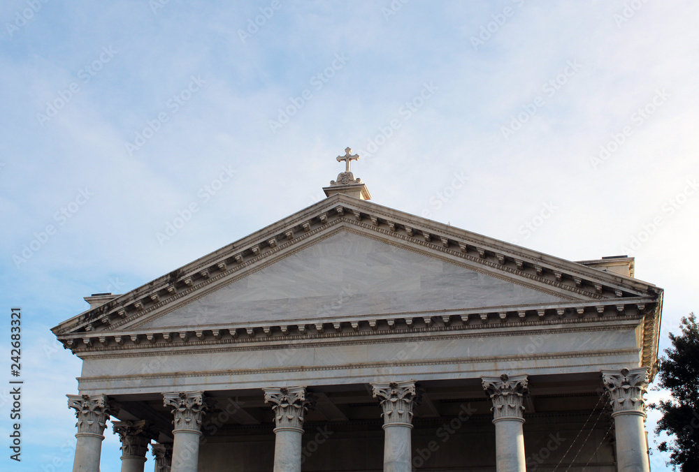 Cattedrale Stile neoclassico facciata con cielo azzurro
