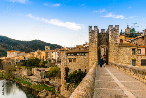 Pont fortifié médiéval de Besalu en Catalogne, Espagne