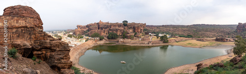 Les temples de Badami et le lac Agastya, Karnataka, Inde photo