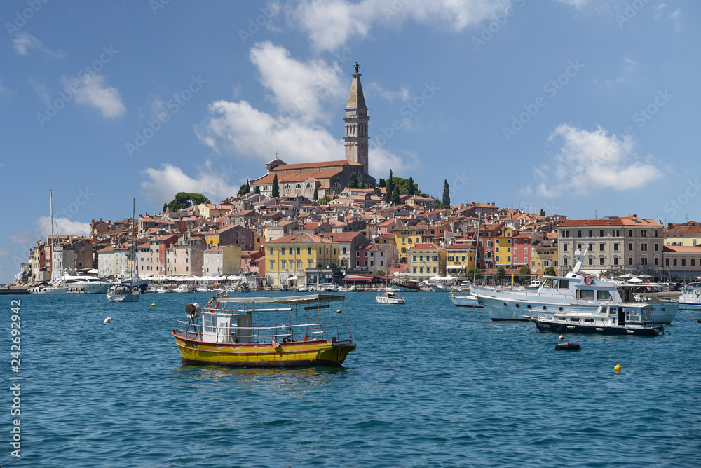 Fototapeta premium Urlaubsort Rovinj mit Kirche der heiligen Euphemia