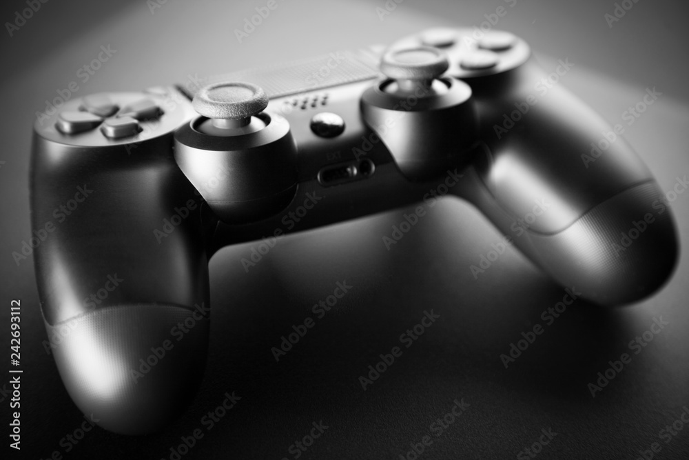 Gaming console and controller Gaming console and controller