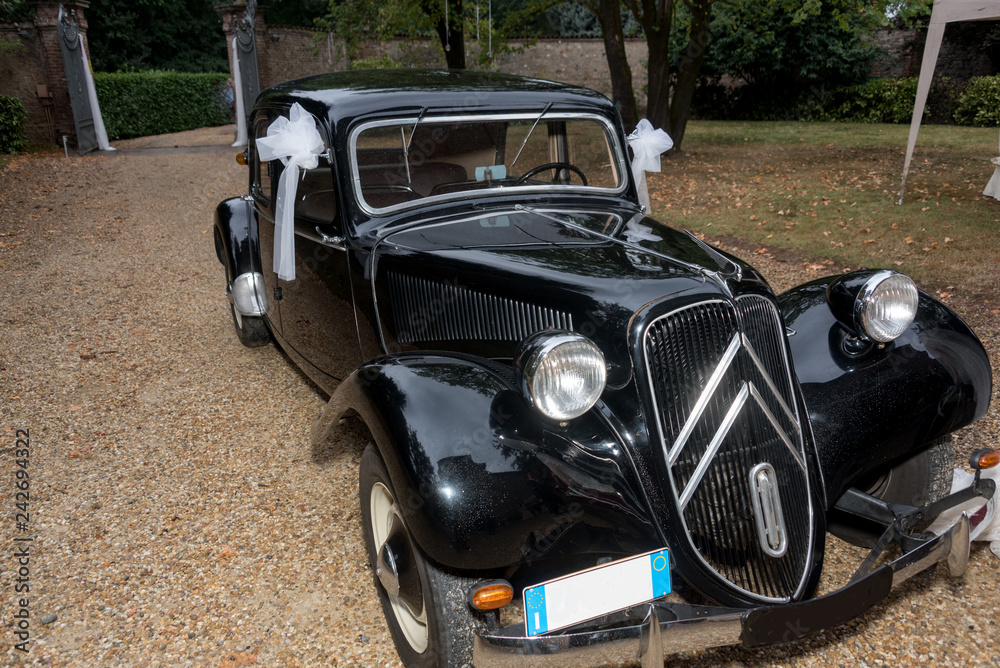 auto del matrimonio con addobbi floreali auto del matrimonio con addobbi floreali