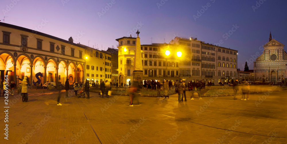 Italia, Firenze, piazza Santa Maria NOvella e chiesa, di notte.