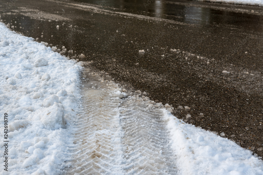 Reeifenspirem im Schnee auf der Strasse Reeifenspirem im Schnee auf der Strasse