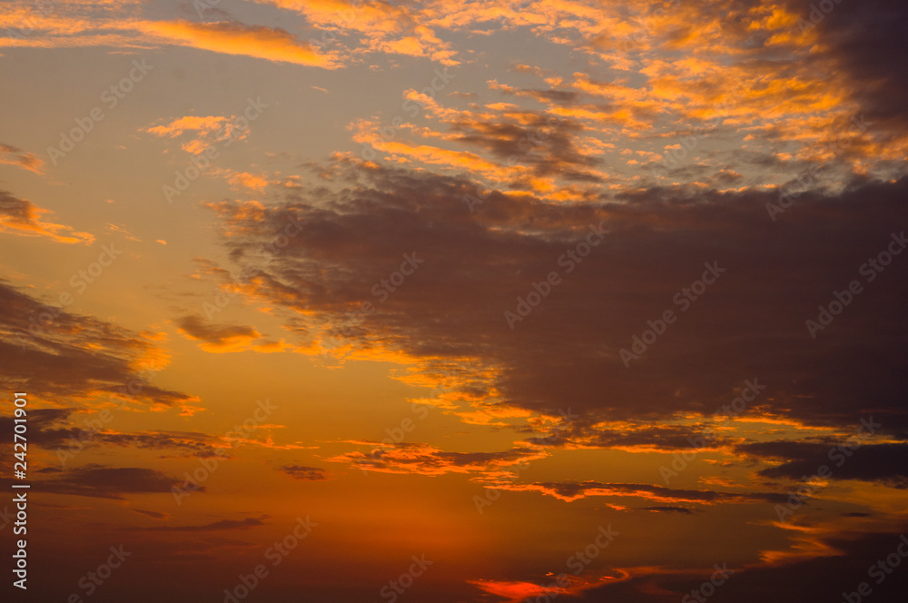 Obraz premium Amazing sea sunset on the pebble beach, the sun, waves, clouds