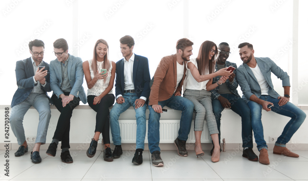 Obraz premium group of young people communicate in the waiting room.