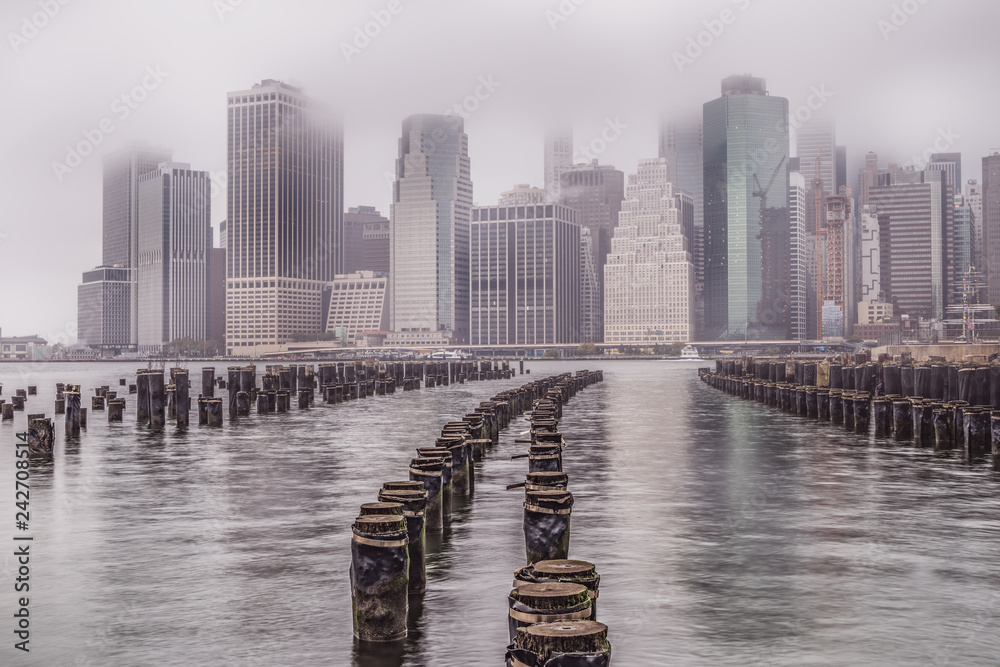 Obraz premium View of New York Financial District from Bridge Park, Brooklyn.