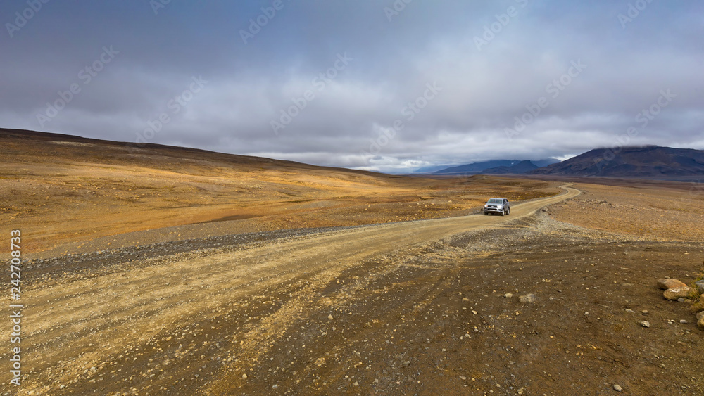Mit dem Geländewagen auf auf einer Piste im Hochland Mit dem Geländewagen auf auf einer Piste im Hochland