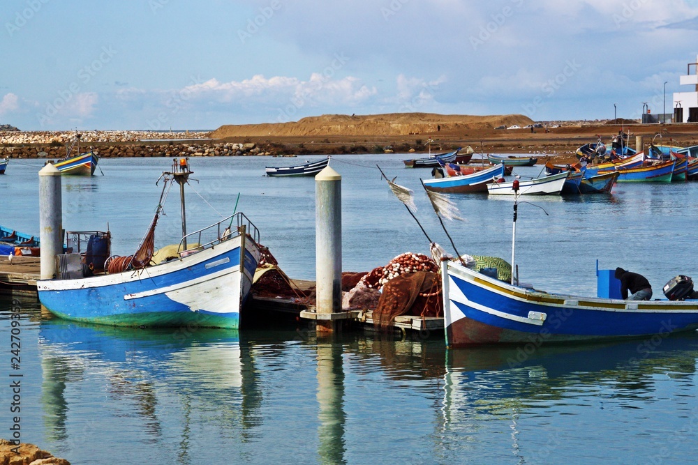 Barcas y aparejos de pesca tradicionales en el puerto de Rabat, Marruecos.
