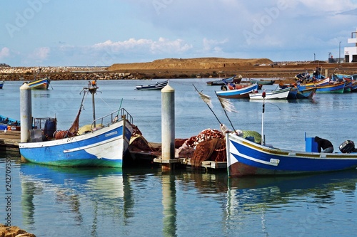 Barcas y aparejos de pesca tradicionales en el puerto de Rabat  Marruecos.