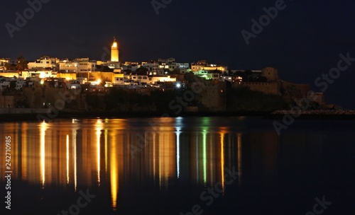 Vista nocturna y reflejo en la bahía de la Kasbah de los Oudayas en Rabat, Marruecos.