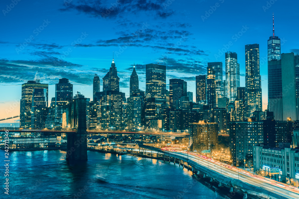 Fototapeta premium amazing sunset , manhattan financial district from manhattan bridge, New York City