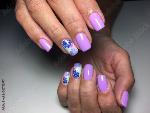 fashionable lilac manicure with a design of flowers
