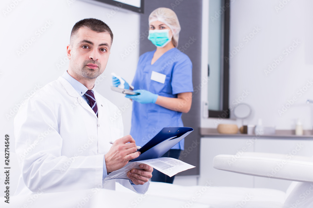 Obraz premium Cosmetologist working with documents