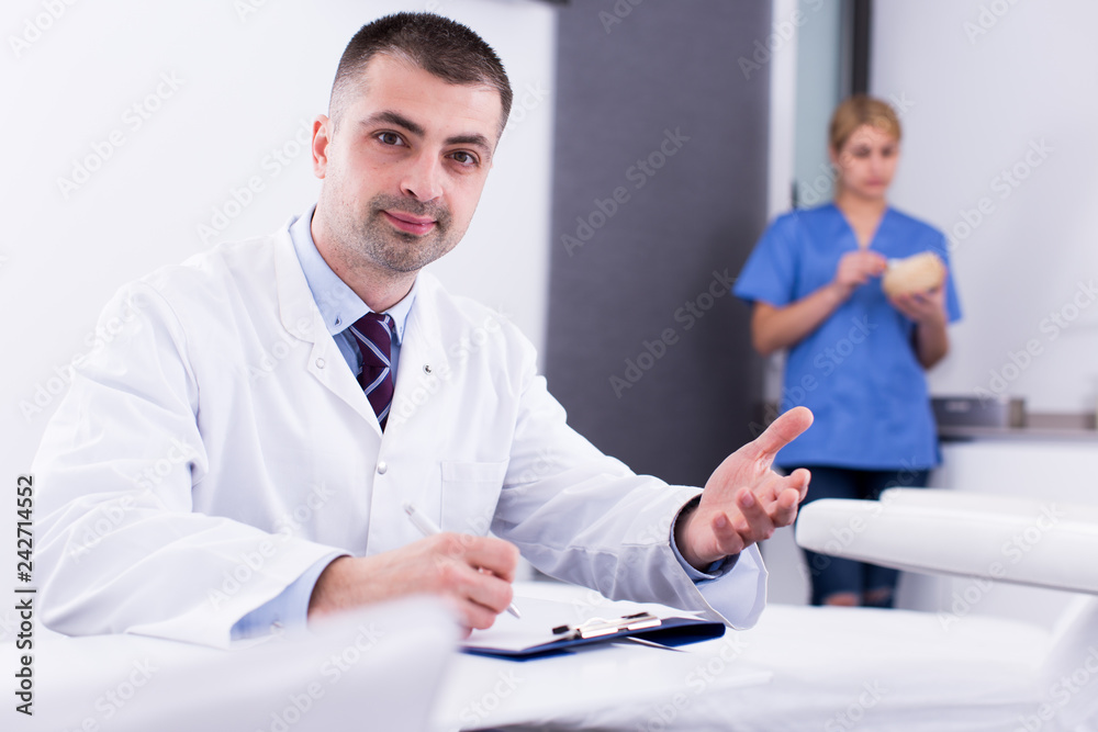 Obraz premium Cosmetician working with papers