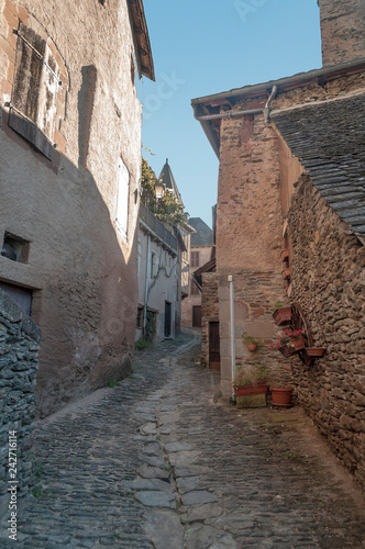 Fototapeta Naklejka Na Ścianę i Meble -  Streets of Conques in the mountains of southern France on a sunny day