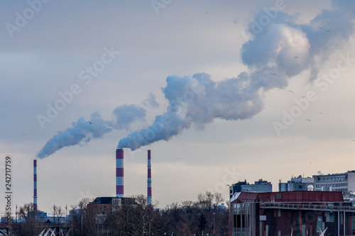 Dym na niebie wydobywający się z kominów w Warszawie