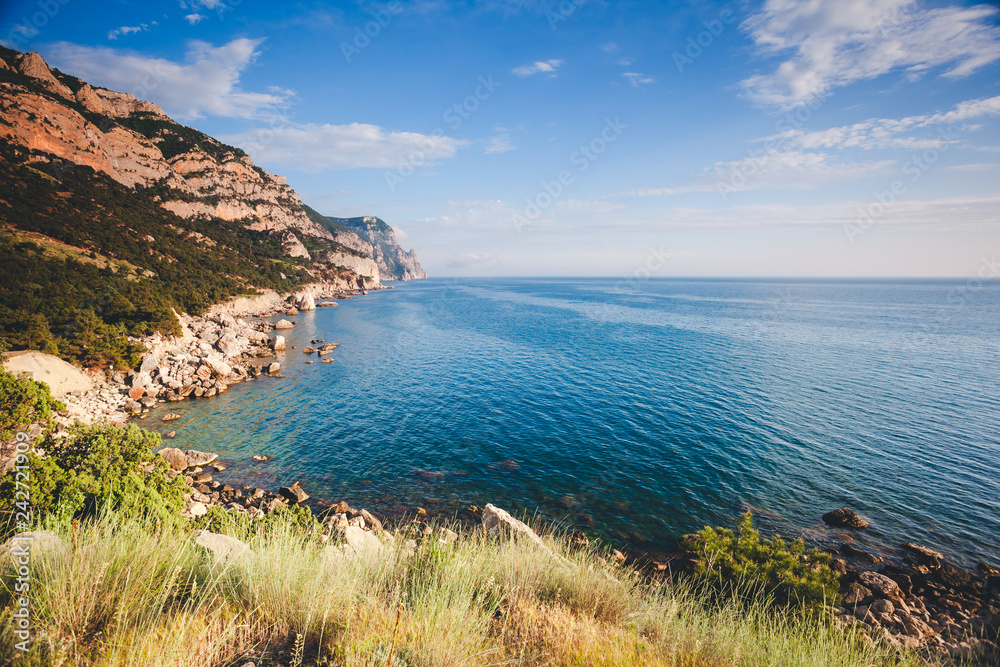 Obraz premium Błękitne morze w świetle poranka. Miejsce lokalizacji Morze Czarne, Krym.