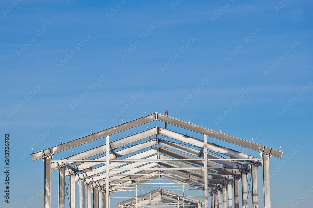 Obraz premium The structure of the building. Steel construction on the background of the winter landscape.