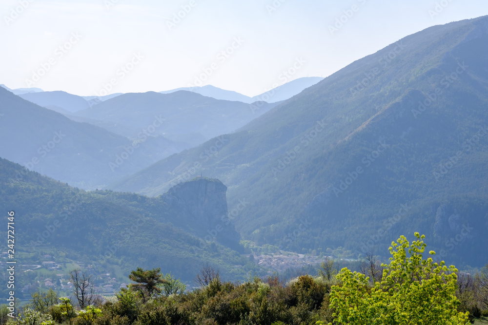 Paysage des Alpes de Haute Provence au printemps prés de village de Castellane.  Vue sur le Roc au loin. France.	