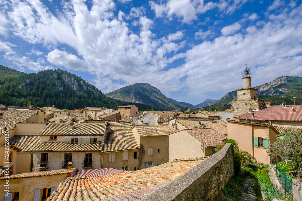 Vue panoramique sur le village de Castellane. Alpes de Haute Provence, France. Printemps,	