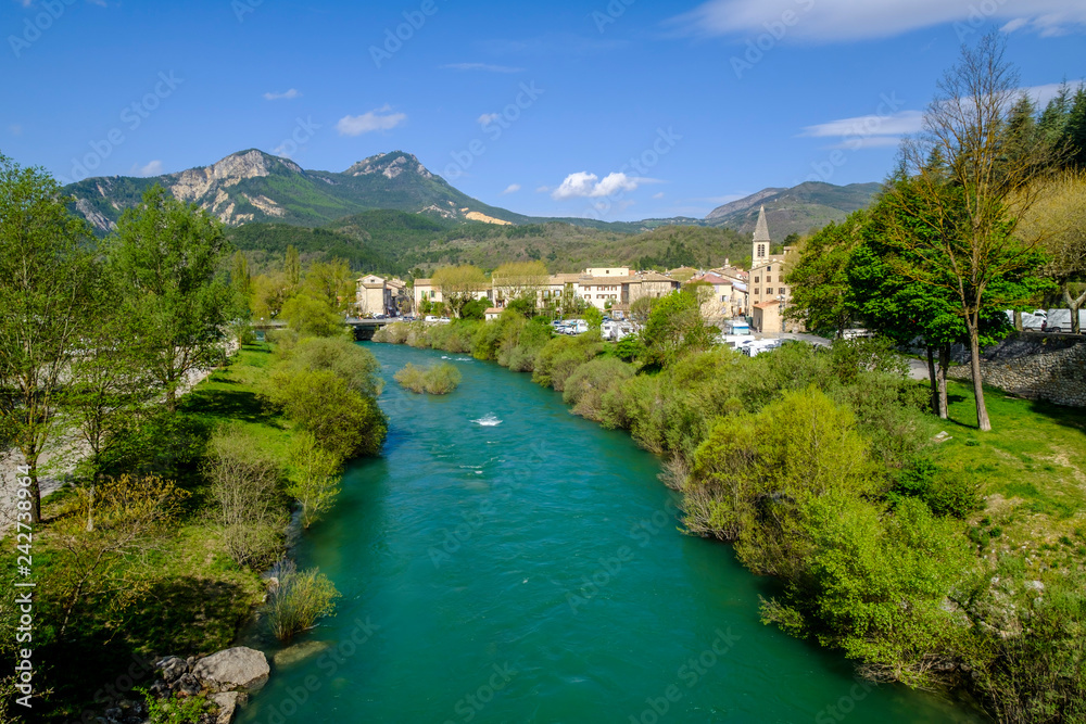 Vue panoramique sur le village de Castellane et Le Verdon. Alpes de Haute Provence, France. Printemps,	