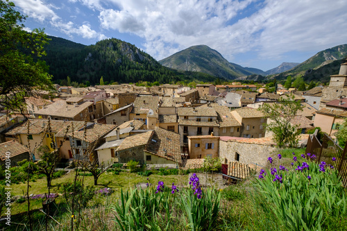 Vue panoramique sur le village de Castellane et le roc. Alpes de Haute Provence, France. Printemps,	 photo
