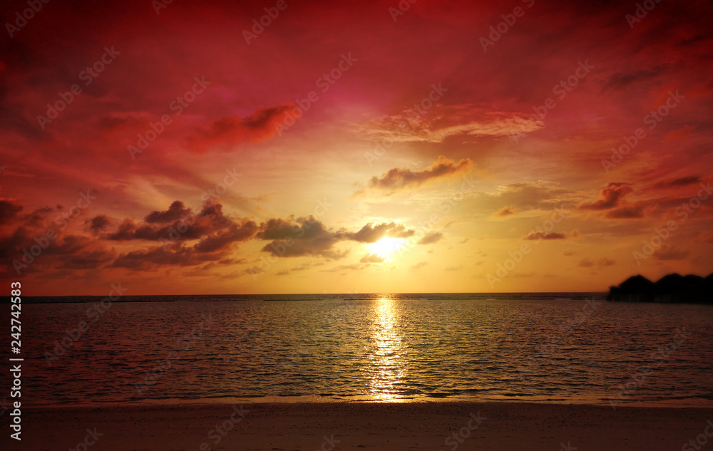 Obraz premium Kolorowy ocean plaży zmierzch. Tropikalna Maldives plaża.