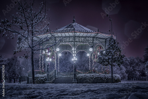 Obraz na płótnie Welles Park Gazebo in the Snow w salonie
