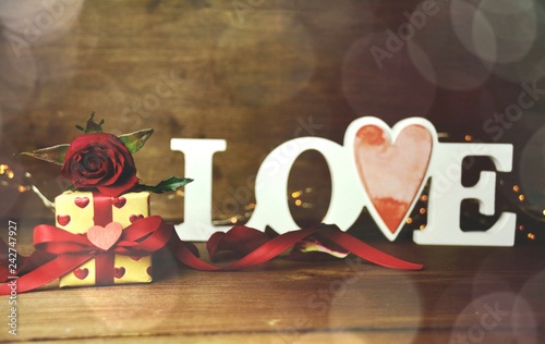 Geschenk Paket mit roter Sc...