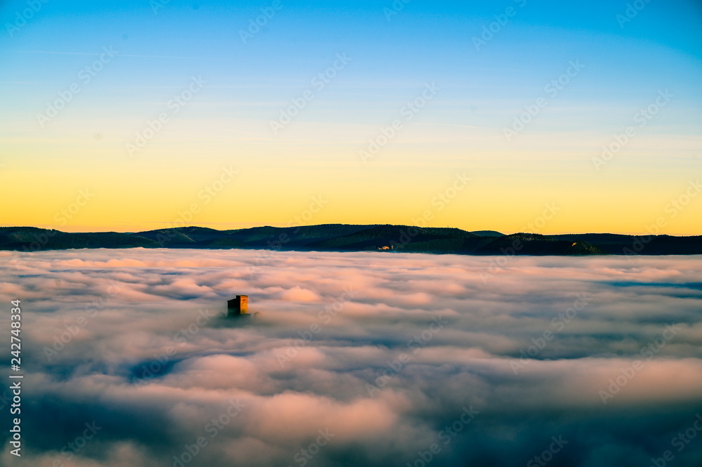 Fototapeta premium Nebelfeld am Trifels