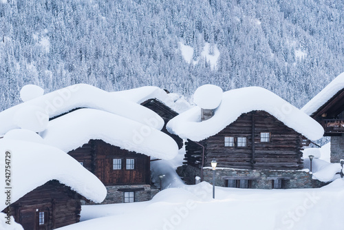 Villaggio NEX in Valsavarenche con neve photo