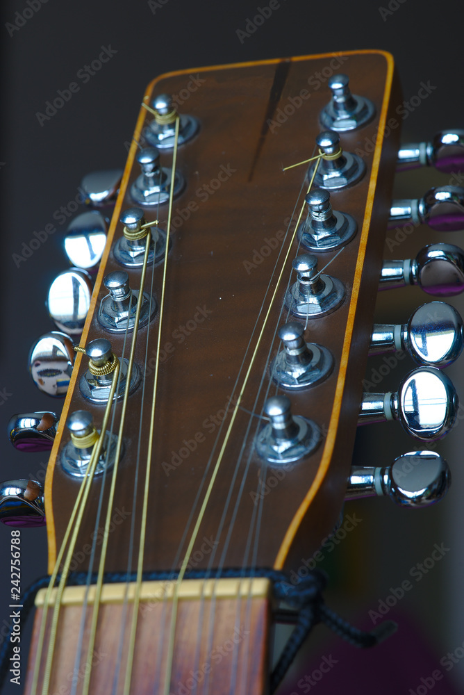 guitare 12 cordes electroacoustique, tête et mécaniques détail, lutherie StockFoto Adobe Stock