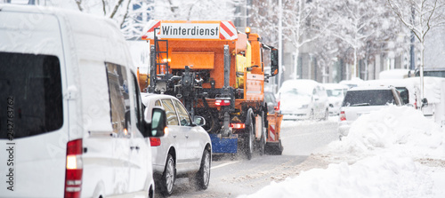 Schneepflug räumt die Straßen in der Stadt, Winterdienst  photo