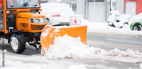 Schneepflug räumt die Straßen in der Stadt, Winterdienst  photo