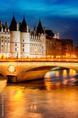 Shining Paris at night © Inna