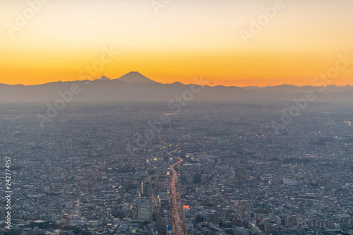 夕焼け空と富士山の空撮