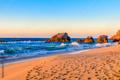 Por do Sol na Praia da Adraga em Sintra Portugal