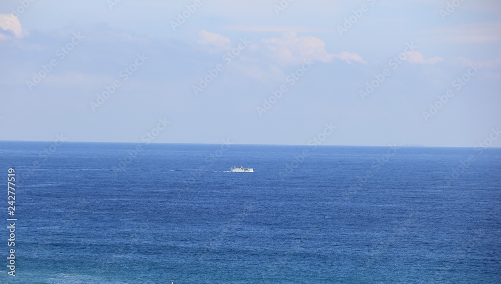 海/白い船と水平線(高知県)