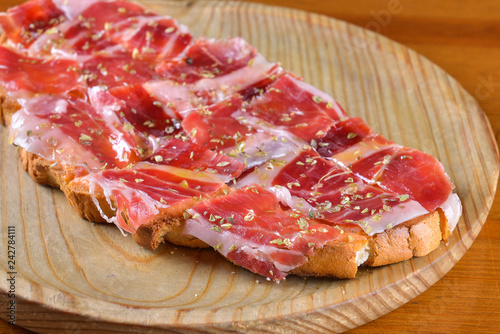 Fotografia Tostada de Jamon serrano con aceite de oliva