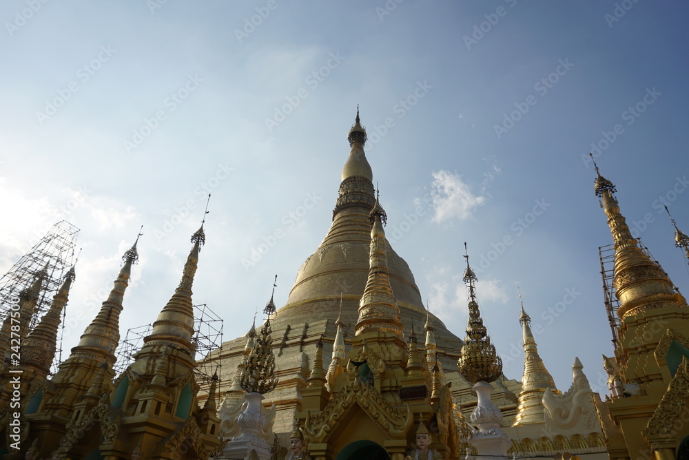 Fototapeta premium golden pagoda in Myanmar