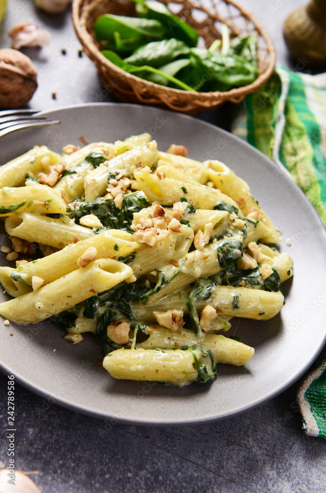 Penne pasta with spinach, gorgonzola cheese and walnuts Penne pasta with spinach, gorgonzola cheese and walnuts