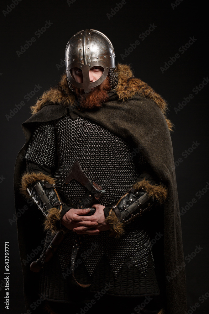 Naklejka premium Warrior Viking in full arms with axe on dark background