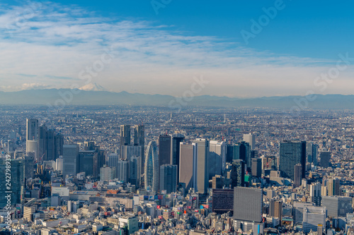 新宿摩天楼と富士山の空撮