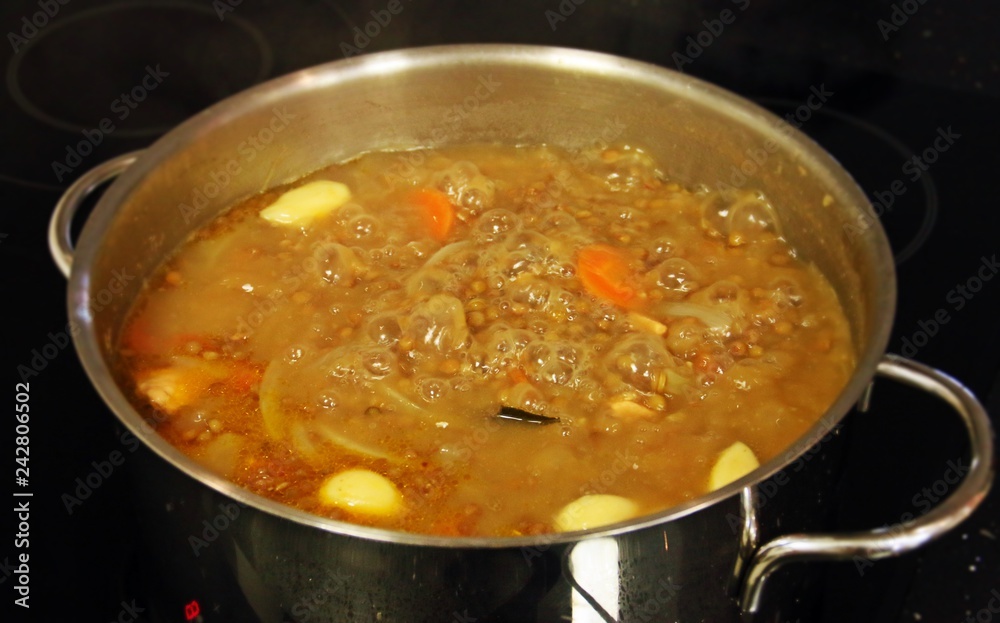 Cocinando un estofado de lentejas, guiso de lentejas a la riojana, en España. Cocinando un estofado de lentejas, guiso de lentejas a la riojana, en España.